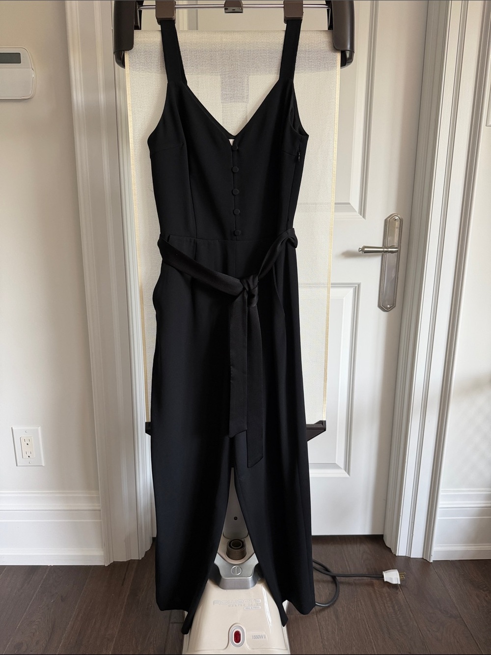 NEVER BEEN WORN
Aritzia Little Moon Sleeveless Jumpsuit with Tie Waist